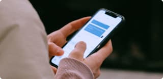 Картинка с изображением человека с телефоном